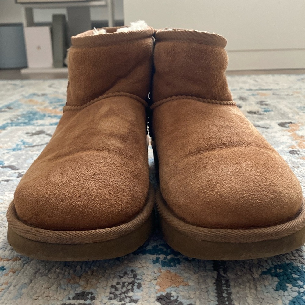 UGG MINI CLASSICS || SIZE US 6 - GENTLY USED!!